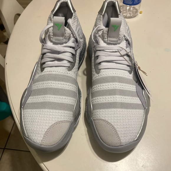 Men’s 9 women’s 10 trae young 1 brand new - Picture 1 of 1